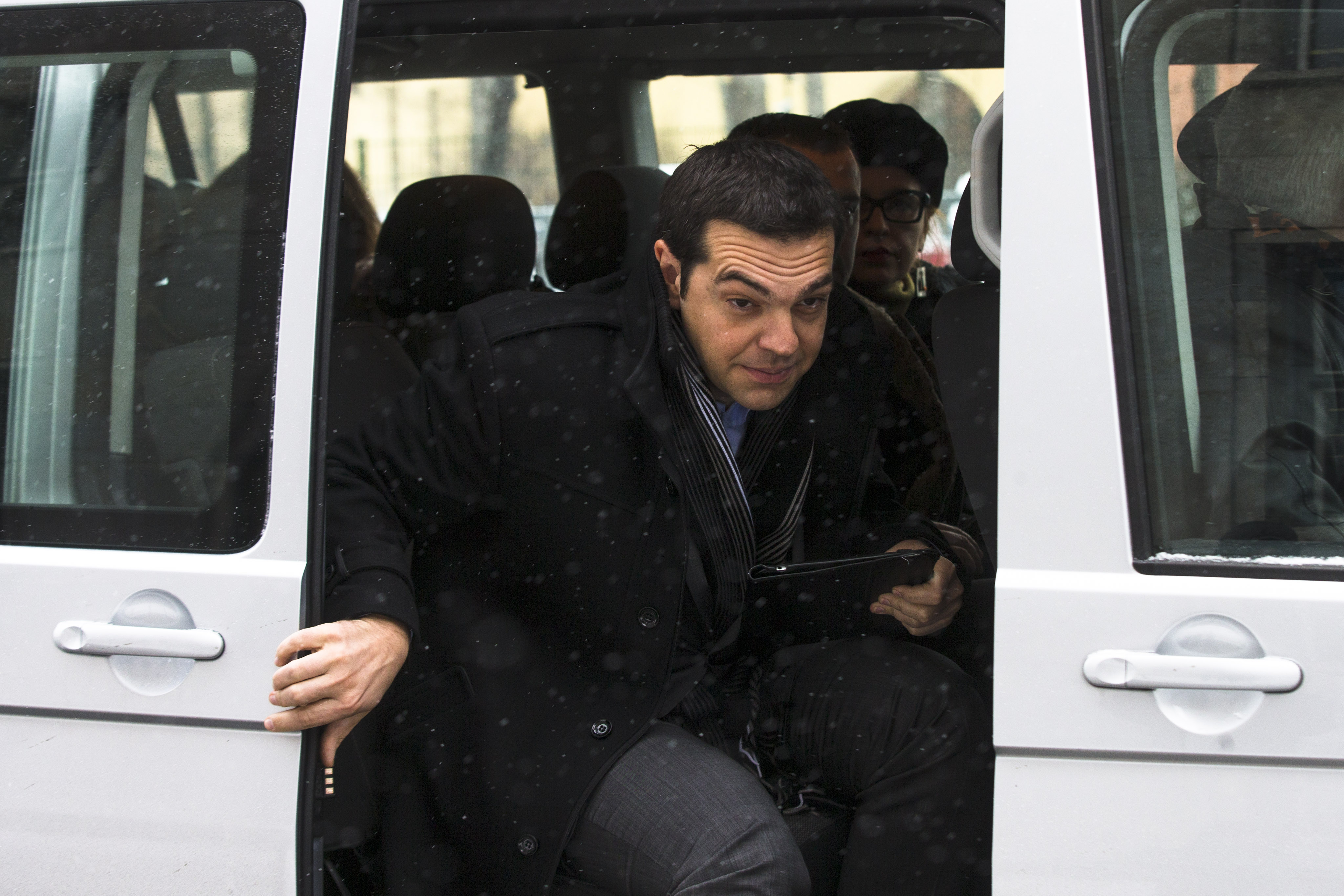 Στο ευρώ μόνο με μνημόνιο, είπε ο Σόιμπλε – Η ζωή απέρριψε τα μνημόνια, απάντησε ο Τσίπρας